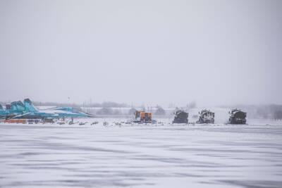 В Воронежской области с высоты птичьего полета показали очистку военного аэродрома от снега
