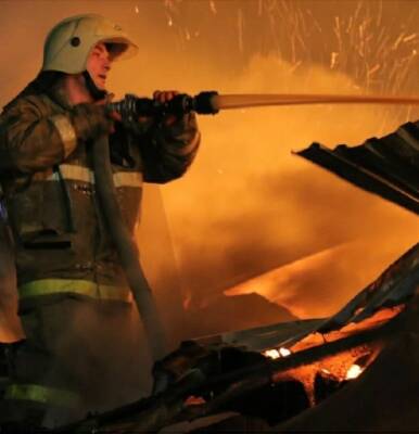 Ночью пламя уничтожило два дома в Смоленской области