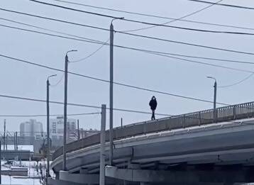 В Челябинске юноша прогулялся по перилам моста над проезжей частью
