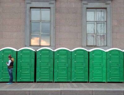 Бесплатный туалет напротив Эрмитажа демонтировали по требованию Минкультуры