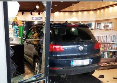 Пьяная водительница въехала в магазин АЗС на чешской автомагистрали