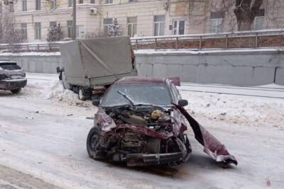 В Волгограде в ДТП пострадал водитель иномарки