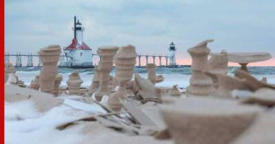 На побережье озера Мичиган обнаружили необычные песчаные скульптуры