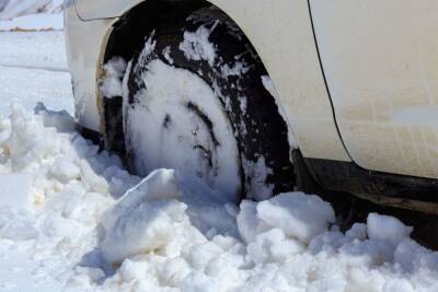 В Мурманске машина скорой помощи застряла в каше из снега
