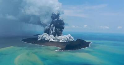 На Тонга обрушилось цунами после извержения гигантского подводного вулкана (видео)
