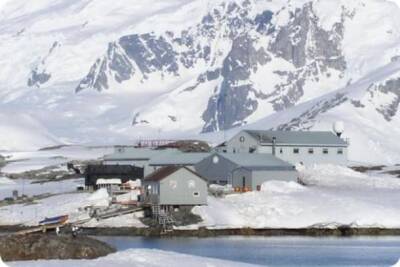 В Антарктиде украинские полярники откапывают станцию «Академик Вернадский», которую завалило снегом.