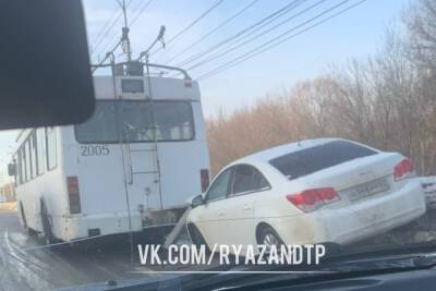Из-за ДТП с участием троллейбуса на Московском шоссе в Рязани образовалась пробка