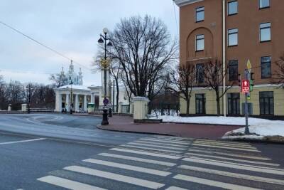 «МК в Питере» нашел, где в Петербурге действительно хорошо убирают снег — это Смольный