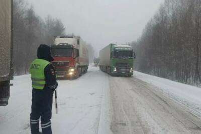 Движение грузовиков и маршрутных автобусов ограничили на трассе Воткинск - Ижевск