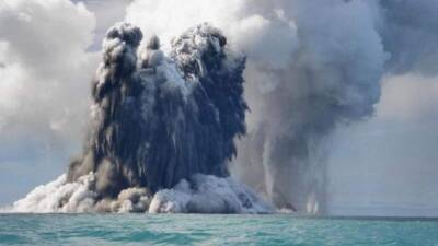 В Тихом океане произошло извержение подводного вулкана: волна цунами уже накрыла Тонга