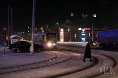 «С полчаса уже стоит»: в Кемерове неудачно припарковавшийся водитель заблокировал трамвайное движение