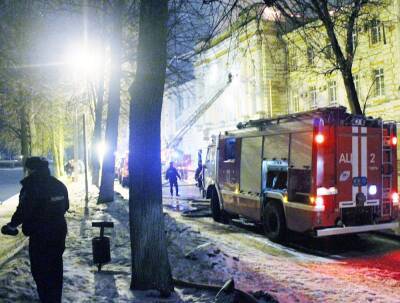 В Екатеринбурге, спасаясь от пожара, женщина спрыгнула с 12 этажа: пожарная лестница доставала только до 10-го - Русская семерка
