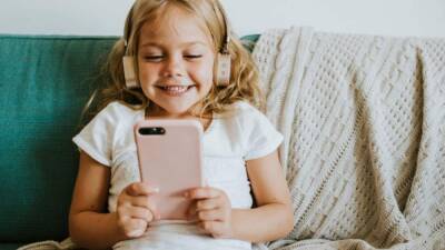 Психологи назвали возраст, до которого детям нельзя разрешать пользоваться смартфонами