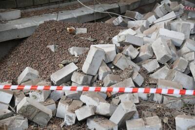В Волгограде из-за ветра обрушилась часть фасада аварийного дома