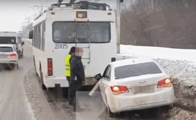 Опубликовано видео с места ДТП с троллейбусом у рязанского ТРЦ «Премьер»