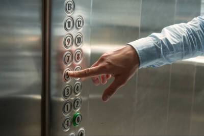 В Кудрово мошенники крадут телефоны, запирая людей в лифтах