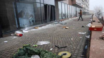 Жители Алма-Аты устроили уборку после погромов