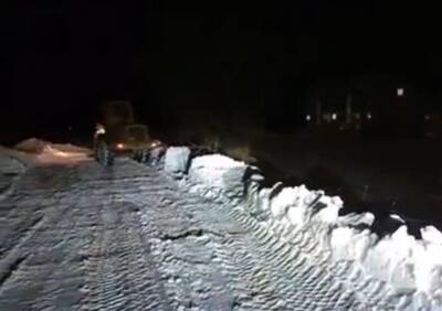 Жители рязанского ЖК за свои деньги наняли трактор, чтобы почистить дорогу