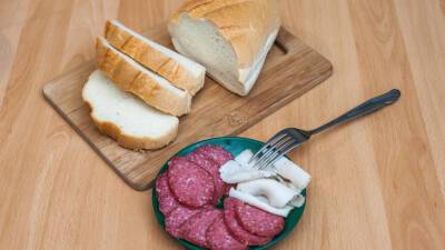 Диетолог: Белый хлеб с колбасой вызывают деменцию