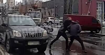 В Киеве отправили за решетку водителя, который жестоко избил мужчину из-за замечания (ВИДЕО)