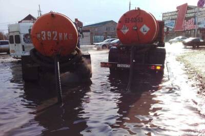 Астраханские коммунальщики откачивают с улиц города талые воды