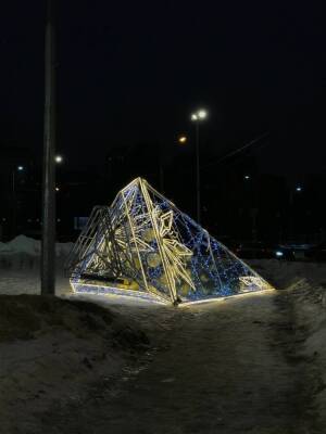 Лучшее украшение — убранный снег: Петербург прощается с новогодними декорациями