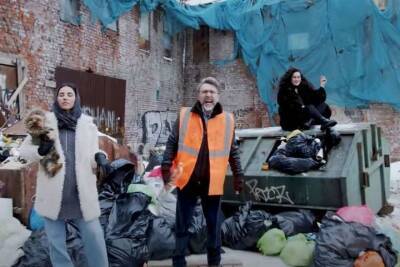 Шнуров посвятил клип «инсталляции помоев» в Петербурге