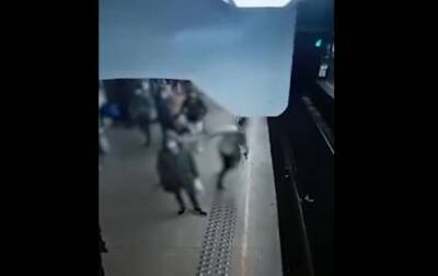 В метро Брюсселя женщину столкнули под поезд - korrespondent - Украина - Брюссель - Видео