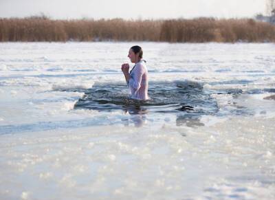 Кому врачи не рекомендуют купаться в проруби на Крещение