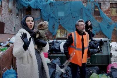 Сергей Шнуров высмеял работу Смольного в песне про «мусорное биеннале» в Петербурге
