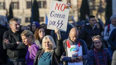 "Это изнасилование прав и свобод!": по всей Европе — демонстрации против обязательной вакцинации