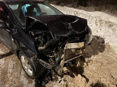 Под Тверью в фонарный столб врезался Opel Corsa, водитель которого отвлекся на телефон