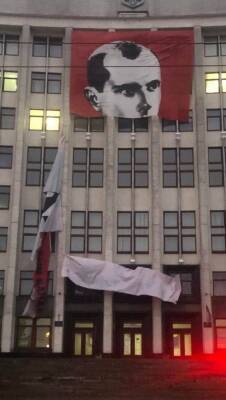 Символично: В Тернополе ветер разорвал баннер с Бандерой, в...