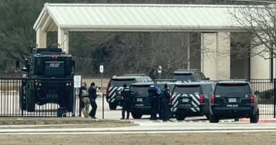 Преступник отпустил одного заложника из захваченной им синагоги в США