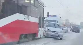 В Новосибирске столкнулись трамвай и автомобиль