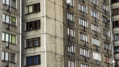Житель Красного села чудом выжил после падения из окна многоэтажного дома