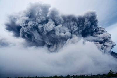Камчатский вулкан Шивелуч выбросил пепел более чем на 6 км