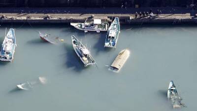 Около 20 судов пострадали из-за цунами в Японии