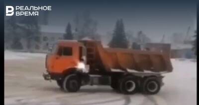 В Казани сняли на видео дрифт КАМАЗа возле речного порта