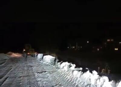 Жители рязанского ЖК наняли трактор для расчистки снега за свой счёт