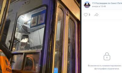 Росгвардейцы задержали пассажира, который разбил стекло двери в кабину водителя трамвая