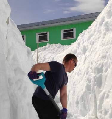Украинскую антарктическую станцию «Академик Вернадский» засыпало трехметровым снегом. ФОТО