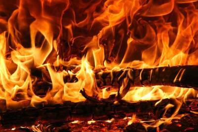 В ночь на субботу двоих спасли из горящего дома в Маймаксе