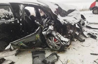 В Тюменской области при столкновении двух авто погибли три человека, пятеро пострадали