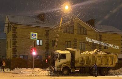 Снегоуборочная машина снесла столб в Твери