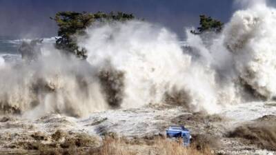 Япония эвакуирует более 200 тысяч человек из-за угрозы цунами после извержения подводного вулкана
