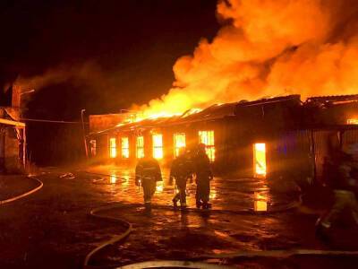 В Ростове рано утром загорелся склад