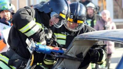 Двое человек застряли в помятом внедорожнике после аварии в Приладожском