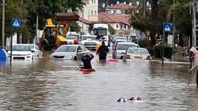 Потопы в Нетании, Петах-Тикве, Реховоте: жители передвигаются в лодках