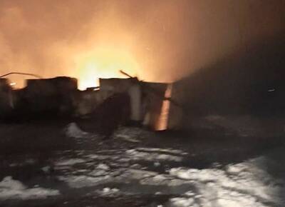 В рязанском поселке Льгово пожарные увязли в снегу и не смогли подъехать к горящему дому